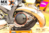 Tampa da Embreagem ( Preta ) Original KTM 2T 250/300 EXC / Six Days 2024 e 4T 250/350/450 SX-F/XC-F 2023 e 2024 - A48030026000C1