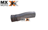 Mangueira Inferior do Radiador Lado Direito Original KTM 2T EXC / TPi  20 a 23 - Husqvarna 2T TE/TX 250 / 300 2020 a 2023 - Gas Gas 2T EC/EX/MC 250/300 21 a 23 - 55535027000