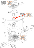 ( 01 ) O'ring / Anel de Borracha Tubo da Vela de Ignição 26X1,5 Viton Original para Ktm 350 SXF/XCF 19 a 22 - 350 EXCF 20 a 23 - Husqvarna FX/FC 350 19 a 22 - FE 350 20 a 23 - Gas Gas 350 EX/EC/MC 21 a 23 - 07702600151