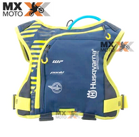 ( No Pix R$ 699,00 ) Mochila de Hidratação Original Husqvarna Team Erzberg 1 Litro Modelo 2024 (Azul e Amarela) - 3HS240036200