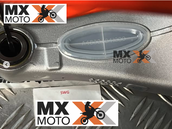 Tampa Plástica Interna da Balança Original para KTM SXF/XCF 2023 >>>, EXCF/EXC 24 >>> , HUSQVARNA FC/TC/FX 2023 >>> , FE/TE 2024 >>>,  GAS GAS todas 2024 >>> - A46004041000