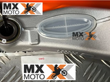Tampa Plástica Interna da Balança Original para KTM SXF/XCF 2023 >>>, EXCF/EXC 24 >>> , HUSQVARNA FC/TC/FX 2023 >>> , FE/TE 2024 >>>,  GAS GAS todas 2024 >>> - A46004041000