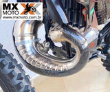 Protetor de Curva Carbono / Fibra Marca Kicarbono KTM 2T EXC 250/300 2024 a 2025 - SX/XC 250/300 23 a 24 - Husqvarna 250/300 TE/TPi 24 - TX 23 e 24 - Gas Gas EC/EX 250/300 2T 24