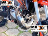 Protetor de Curva Carbono / Fibra Marca Kicarbono KTM 2T EXC 250/300 2024 a 2025 - SX/XC 250/300 23 a 24 - Husqvarna 250/300 TE/TPi 24 - TX 23 e 24 - Gas Gas EC/EX 250/300 2T 24