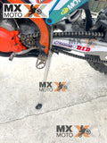 Pedal de Apoio / Descanso Lateral em Alumínio para KTM XCF 250 a 450 16 a 21 / EXC 250/300 - EXCF 250 a 500 17 a 23 - Husqvarna FE/TE 17 a 23 - Gas Gas EX 250/300 - EX 250/350/450F 21 a 23 - (Substitui o Part Number OEM: 79003023044)