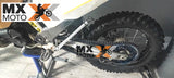 Pedal de Apoio / Descanso Lateral em Alumínio para KTM XCF 250 a 450 16 a 21 / EXC 250/300 - EXCF 250 a 500 17 a 23 - Husqvarna FE/TE 17 a 23 - Gas Gas EX 250/300 - EX 250/350/450F 21 a 23 - (Substitui o Part Number OEM: 79003023044)