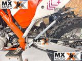 Pedal de Apoio / Descanso Lateral em Alumínio para KTM XCF 250 a 450 16 a 21 / EXC 250/300 - EXCF 250 a 500 17 a 23 - Husqvarna FE/TE 17 a 23 - Gas Gas EX 250/300 - EX 250/350/450F 21 a 23 - (Substitui o Part Number OEM: 79003023044)