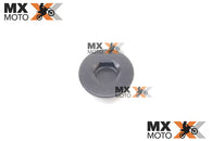 Parafuso da Tampa do Magneto Original KTM 4T 250 a 500 SXF/XCF/XCW/EXCF 2011 a 2026 - Husqvarna 4T FC/FE/FX 250 a 501 2020 a 2026 - Gas Gas 4T EC/EX/MC 250 a 500 21 a 26 - 7723000216030