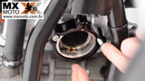 Protetor da Flange do Escape do Cilindro Para KTM 2T TBi 250/300 XC/SX 2023-2024 / EXC 250/300 2024 - Husqvarna 2T TBi TX300 2023-2024 - TE 250/300 2024 - Gas Gas 2T TBi EX MC EC 250/300 2024 - (Esta peça Substitui a peça OEM : A44037994044C1)