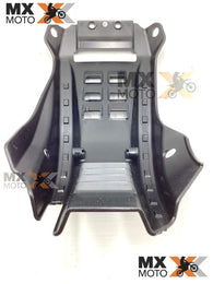 Protetor de Motor Original ( sem protetor do Link ) para KTM 2T 250/300 SX/XC 23 a 25 - 2T 250/300 EXC 2024 a 2025 / HUSQVARNA 2T 250/300 TC/TX 23 a 25 - TE 250/300 2024 e 2025 / GAS GAS 2T 250 MC/EC/EX / EX 300 2024 - A44003090044