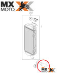 Mangueira Inferior do Radiador Lado Direito Original KTM 2T EXC / TPi  20 a 23 - Husqvarna 2T TE/TX 250 / 300 2020 a 2023 - Gas Gas 2T EC/EX/MC 250/300 21 a 23 - 55535027000