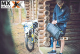 ( No Pix R$ 499,00 ) Mochila / Mala Original Husqvarna Duffle Preta e Azul detalhes Amarelo - 3HS210011600
