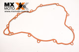 Junta Grande da Tampa da Embreagem Original KTM 250 EXCF/XCFW 14 a 16 - 350 EXCF/XCFW 12 a 16 - 350 SXF/XCF 11 e 12 - Husqvarna FE 250/350 14 a 16 - Husaberg FE 350 2013 - 77230025000