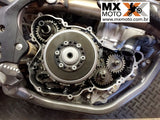 Junta Grande da Tampa da Embreagem Original KTM 250 EXCF/XCFW 14 a 16 - 350 EXCF/XCFW 12 a 16 - 350 SXF/XCF 11 e 12 - Husqvarna FE 250/350 14 a 16 - Husaberg FE 350 2013 - 77230025000