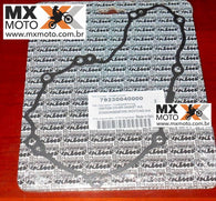 Junta da Tampa da Ignição / Magneto Original KTM 4T 250/350 EXCF 17 a 23 / SXF - XCF 250/350 16 a 22 / Husqvarna FE 250/ 350 17 a 23 - FX 350 17 a 22 - FC 250/350 16 a 22 - GASGAS 21 a 23 - 79230040000