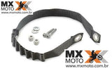 Alça Traseira / Desatolador ( Saca Roia ) Original KTM Powerparts para KTM EXC / EXCF 2020 a 2023 - SX / XC / XCF / SXF 19 a 22 - Husqvarna FC/FX/TC/TX 19 a 22 - FE/TE 2020 a 23 - Gas Gas Enduro 2021 em diante - 79712917000