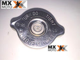 Tampa Radiador 1.8 BAR Original KTM EXC / EXCF 17 a 23 - SXF / XCF / XC / SX 16 a 22 - HUSQVARNA FE / TE 17 a 23 - FC / FX TX 16 a 22 - GAS GAS 21 a 23 - 79035016000